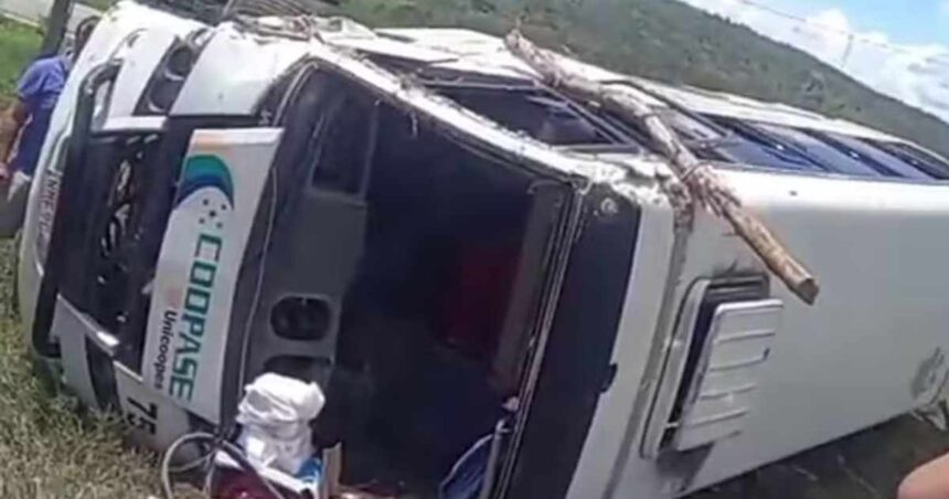 Micro-ônibus capotado próximo ao povoado Riacho Fundo, em Tobias Barreto, Sergipe