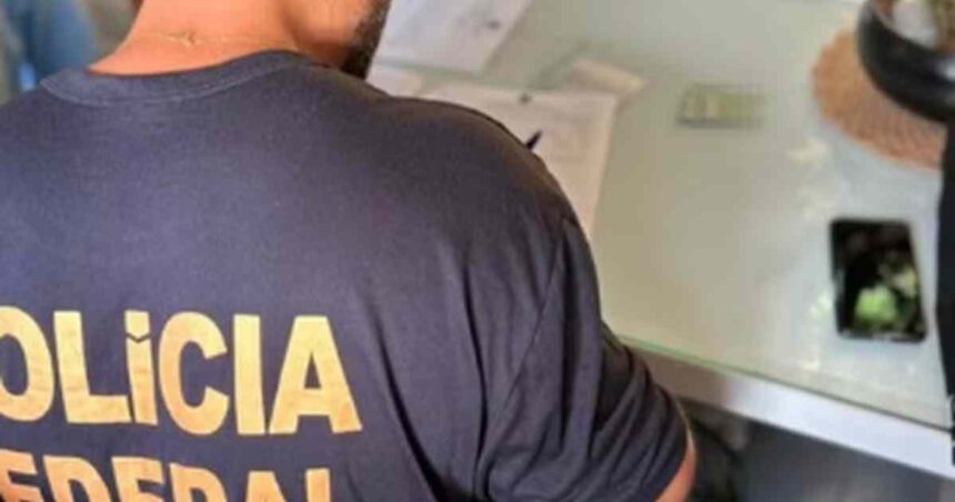 Agentes da Polícia Federal durante operação contra compra de votos em Sergipe