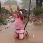 Homem agradece a Deus de joelhos após chuva no Sertão de Pernambuco
