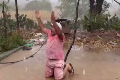 Homem agradece a Deus de joelhos após chuva no Sertão de Pernambuco