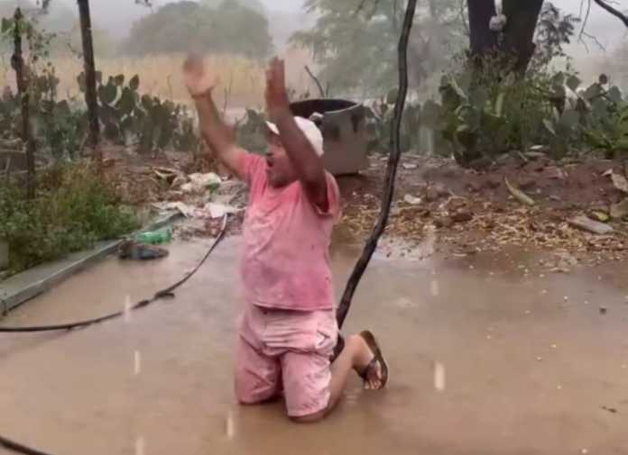Homem agradece a Deus de joelhos após chuva no Sertão de Pernambuco