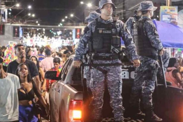 Polícia Militar fiscalizando som alto durante Carnaval em Sergipe