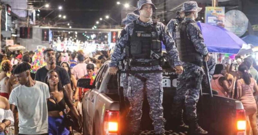 Polícia Militar fiscalizando som alto durante Carnaval em Sergipe
