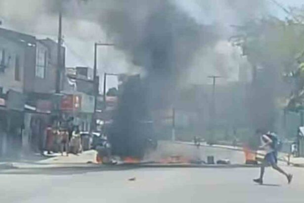 Protesto com pneus queimados na Avenida Euclides Figueiredo em Aracaju
