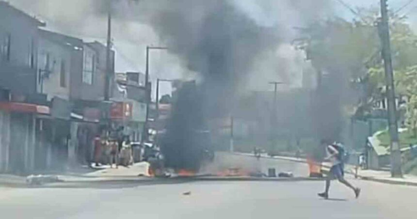 Protesto com pneus queimados na Avenida Euclides Figueiredo em Aracaju