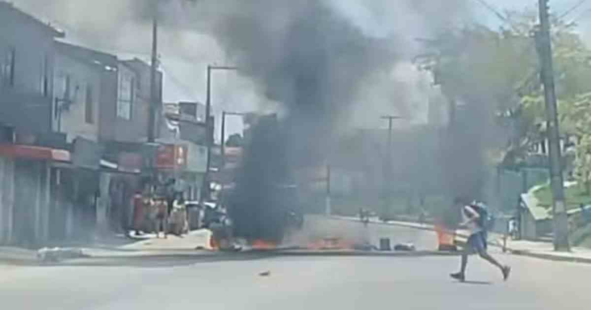 Protesto com pneus queimados na Avenida Euclides Figueiredo em Aracaju