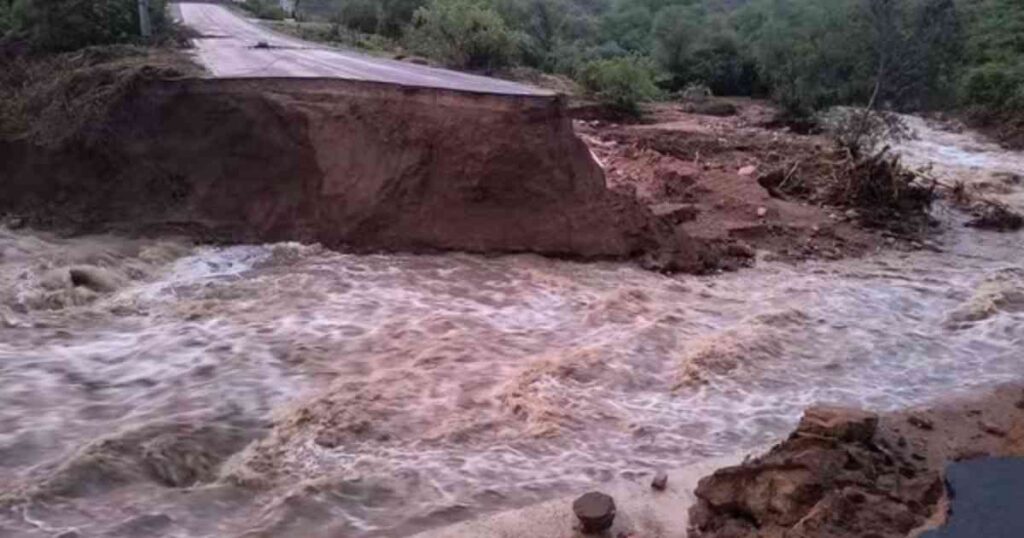 Cratera aberta na rodovia AL-225 após fortes chuvas na divisa entre Sergipe e Alagoas