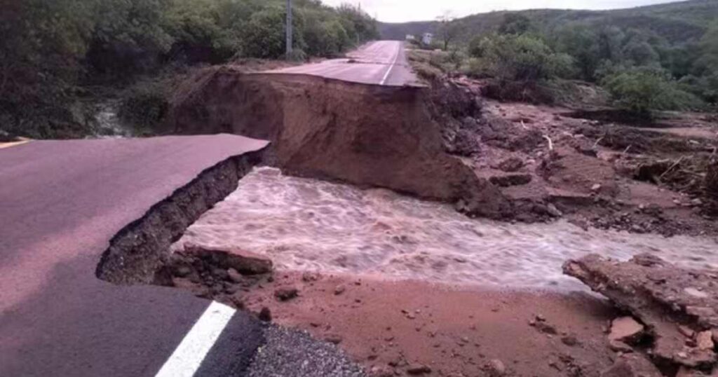 Cratera aberta na rodovia AL-225 após fortes chuvas na divisa entre Sergipe e Alagoas