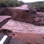 Cratera aberta na rodovia AL-225 após fortes chuvas na divisa entre Sergipe e Alagoas