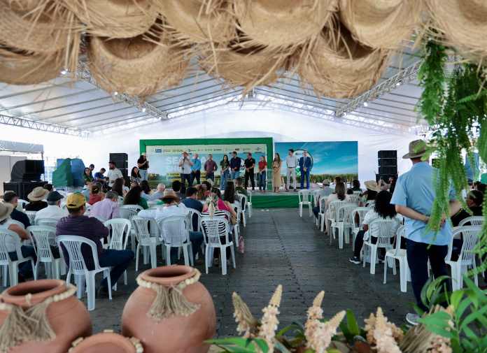 Abertura da Sealba Show 2026 no Parque Cunha Menezes, em Itabaiana, reunindo expositores e produtores rurais