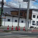Semáforo caído após colisão na Avenida José Carlos Silva em Aracaju