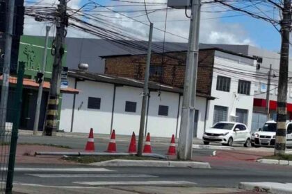 Semáforo caído após colisão na Avenida José Carlos Silva em Aracaju