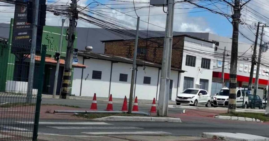 Semáforo caído após colisão na Avenida José Carlos Silva em Aracaju