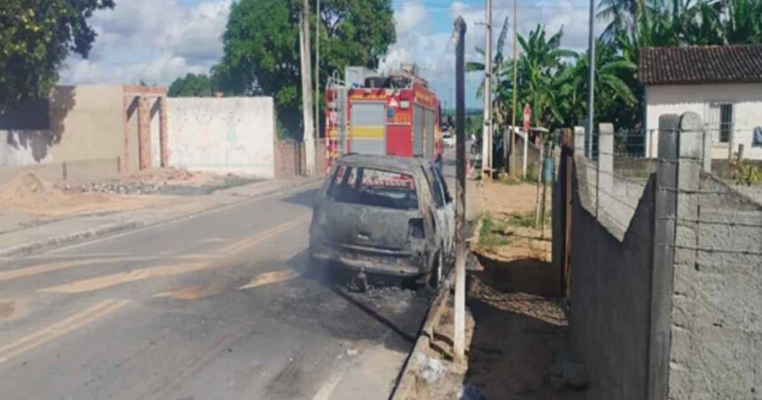 Veículo completamente destruído pelo fogo em Boquim, Sergipe, próximo a colégio no povoado Travessa II