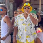 Vocalista do Art Mania se apresentando em Pirambu, Sergipe