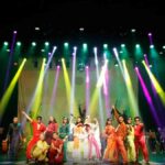 Espetáculo Abba Experience com artistas no palco.