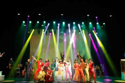 Espetáculo Abba Experience com artistas no palco.