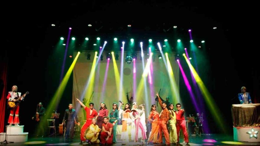 Espetáculo Abba Experience com artistas no palco.