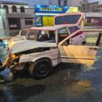 Motorista fica preso às ferragens após carro bater em poste em Aracaju