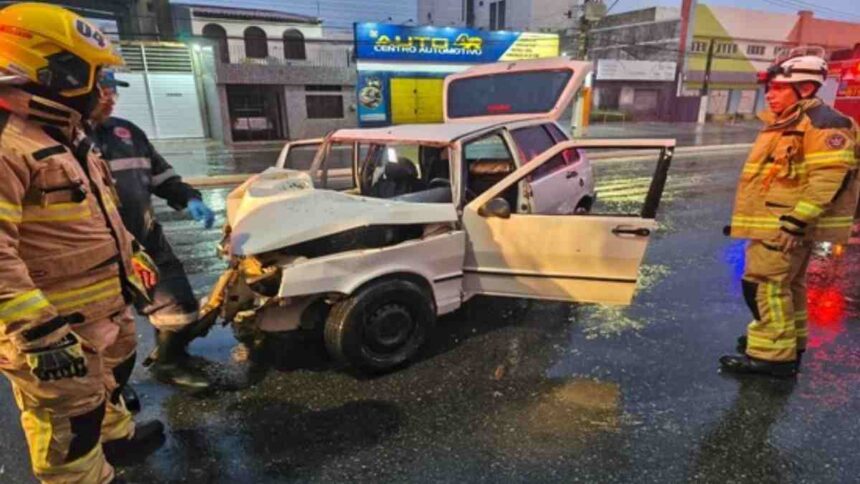 Motorista fica preso às ferragens após carro bater em poste em Aracaju