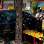 Carro colidido contra árvore no bairro Santo Antônio em Aracaju com viatura dos bombeiros ao lado.