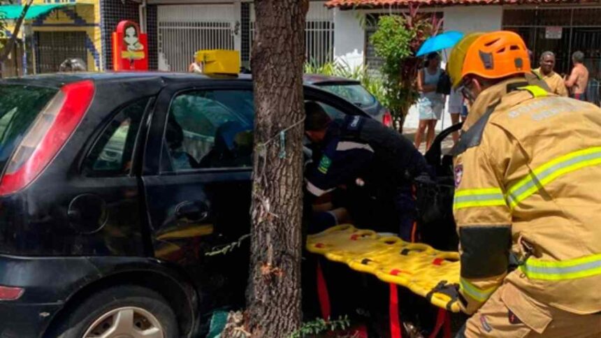 Carro colidido contra árvore no bairro Santo Antônio em Aracaju com viatura dos bombeiros ao lado.