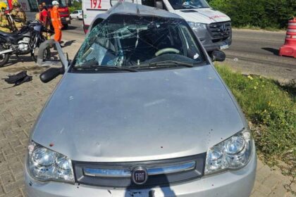 Equipes do Corpo de Bombeiros e SAMU atendendo ocorrência de acidente na SE-100, na Barra dos Coqueiros.