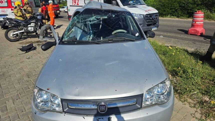 Equipes do Corpo de Bombeiros e SAMU atendendo ocorrência de acidente na SE-100, na Barra dos Coqueiros.