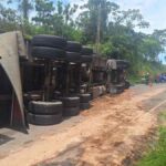Caminhão tombado na rodovia SE-282, em Estância