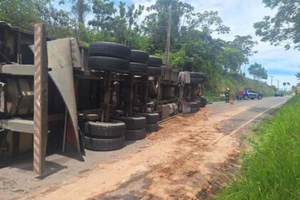 Caminhão tombado na rodovia SE-282, em Estância