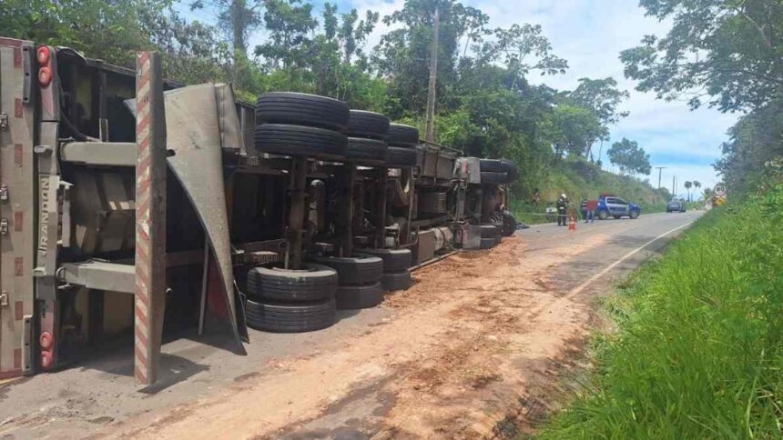 Caminhão tombado na rodovia SE-282, em Estância
