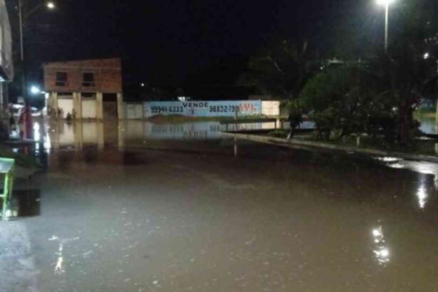 Alagamento no bairro Santa Maria após forte chuva em Aracaju