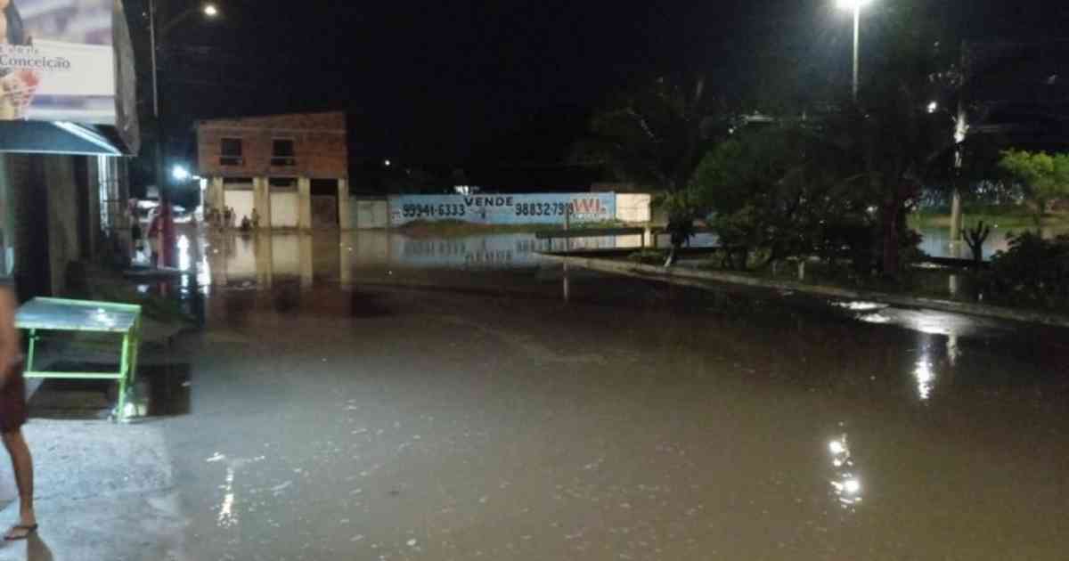 Alagamento no bairro Santa Maria após forte chuva em Aracaju