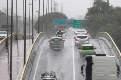 Nuvens carregadas sobre Aracaju indicando previsão de chuvas intensas em Sergipe.