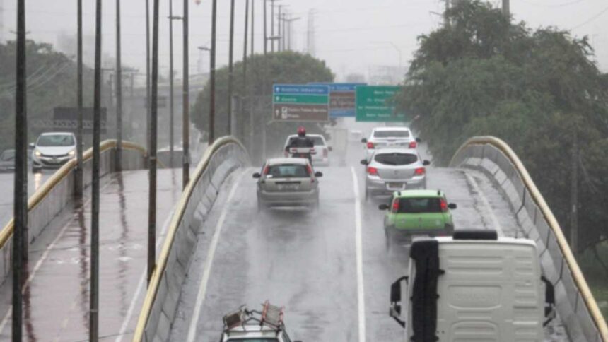 Nuvens carregadas sobre Aracaju indicando previsão de chuvas intensas em Sergipe.