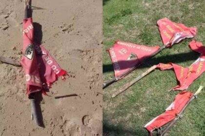 Bandeiras de sinalização de risco de banho no mar na orla de Aracaju