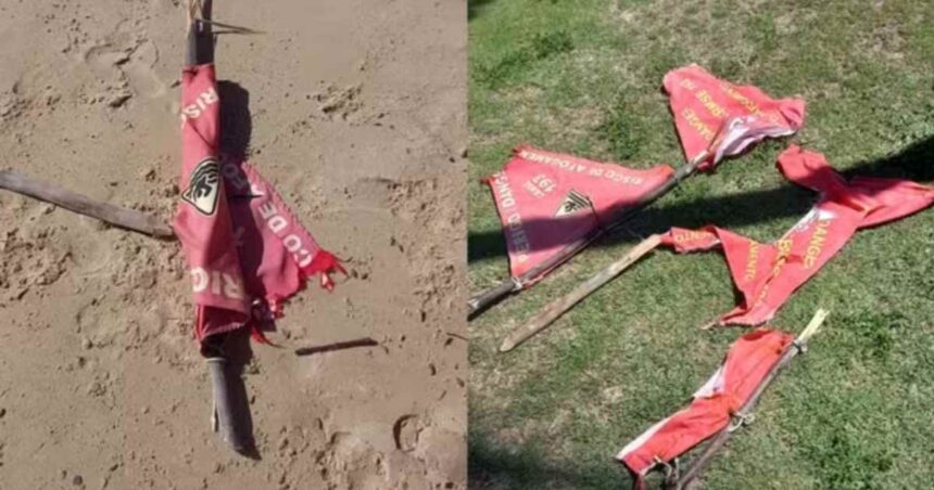 Bandeiras de sinalização de risco de banho no mar na orla de Aracaju