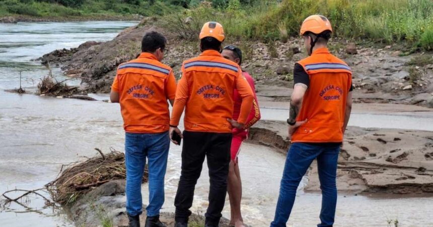 Equipe da Defesa Civil atua em rodovia após chuvas intensas em Sergipe