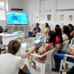 Novos enfermeiros e técnicos de enfermagem em reunião de acolhimento na Maternidade Nossa Senhora de Lourdes.