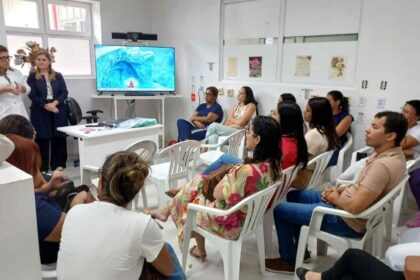 Novos enfermeiros e técnicos de enfermagem em reunião de acolhimento na Maternidade Nossa Senhora de Lourdes.
