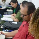 Servidores participando de aula de idiomas na Escola de Governo de Sergipe