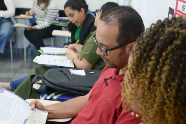 Servidores participando de aula de idiomas na Escola de Governo de Sergipe