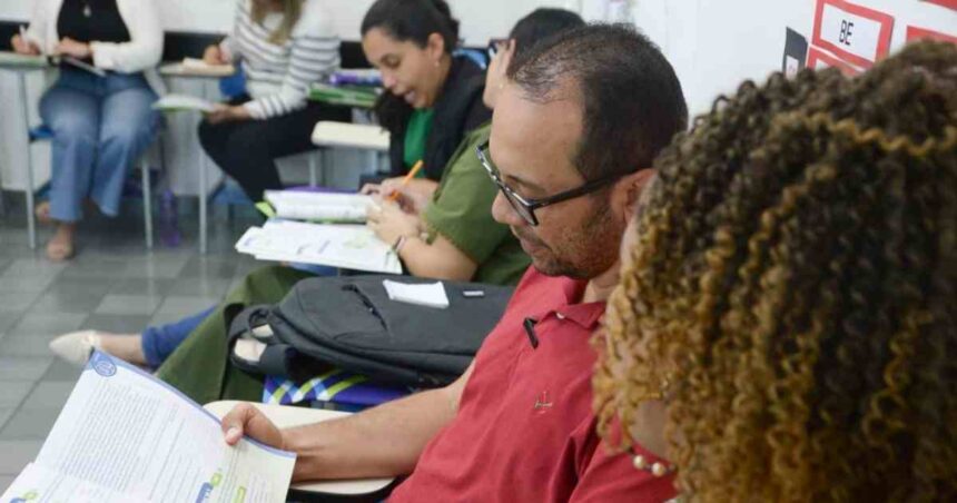 Servidores participando de aula de idiomas na Escola de Governo de Sergipe