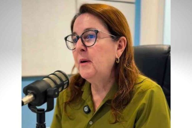 Simone Valadares em seu gabinete na Secretaria de Assistência Social de Aracaju.
