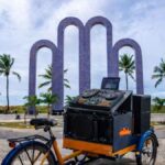 Ciclista participando do evento Pedalô em Aracaju com DJ de música eletrônica.