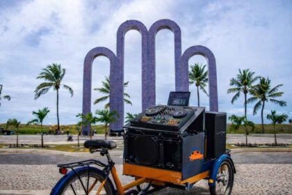 Ciclista participando do evento Pedalô em Aracaju com DJ de música eletrônica.
