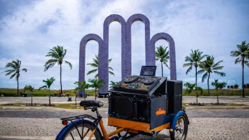 Ciclista participando do evento Pedalô em Aracaju com DJ de música eletrônica.