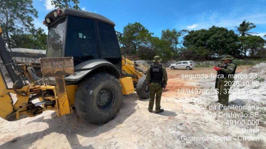 Retroescavadeira usada em extração ilegal de areia sendo apreendida pela CIPAm em São Cristóvão.