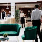 Recepção de hotel utilizando tablet para registro digital de hóspedes via sistema FNRH.