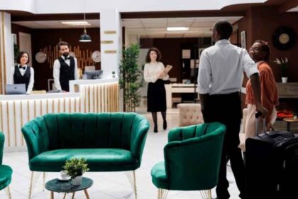 Recepção de hotel utilizando tablet para registro digital de hóspedes via sistema FNRH.